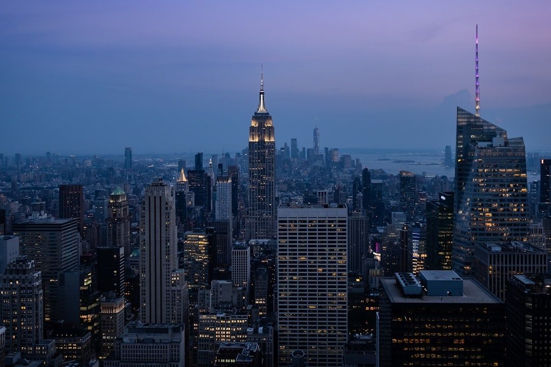 Paisaje urbano de Nueva York durante la hora azul, con edificios iluminados